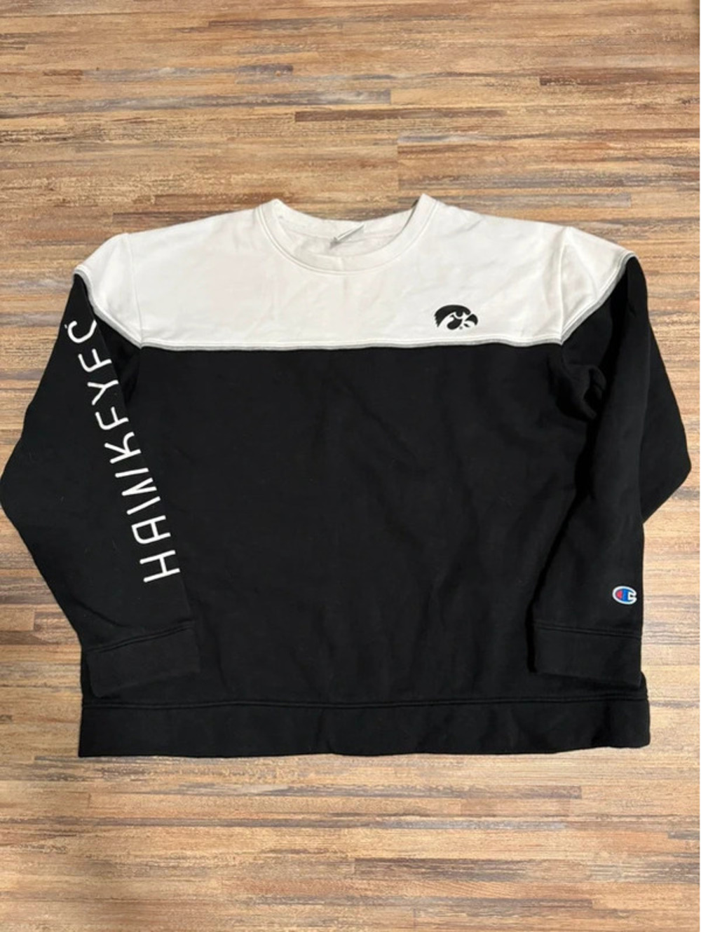 Champion Iowa Hawkeyes crewneck size medium